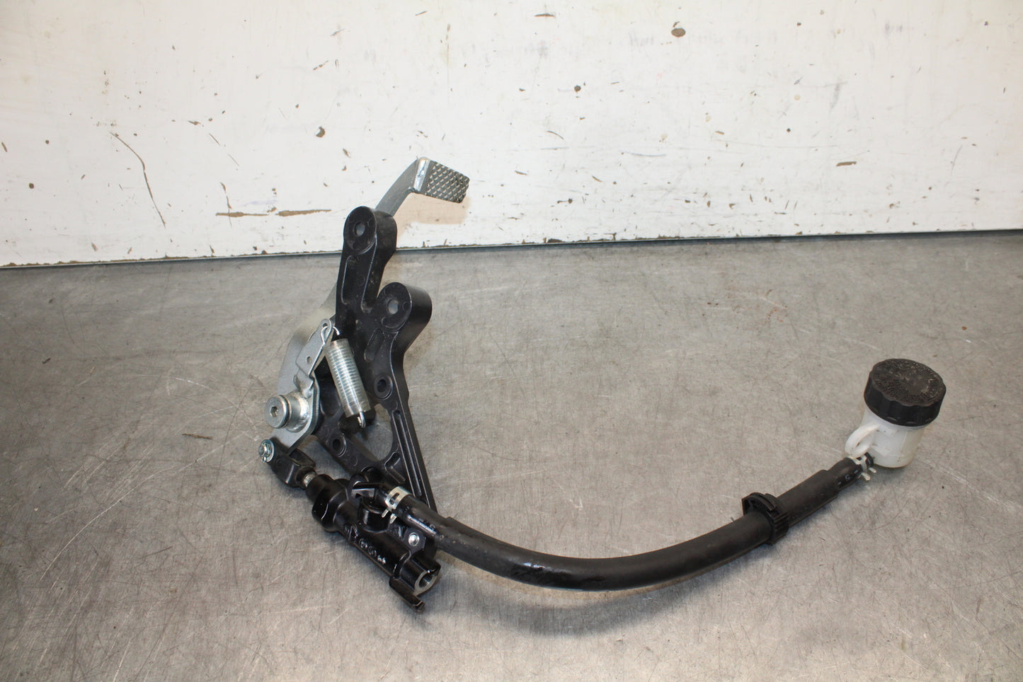 22-23 YAMAHA YZF R7 RIGHT REARSET REAR SET DRIVER FOOT PEG REST STOP BB583