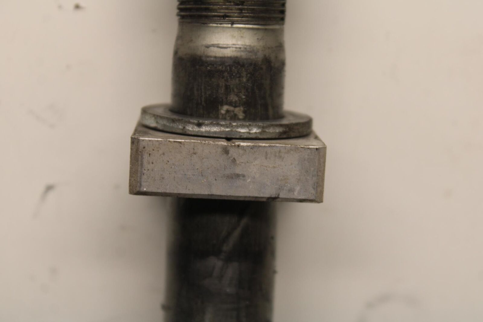 09-12 KAWASAKI NINJA ZX6R REAR AXLE BACK WHEEL RIM BOLT AXEL 41068-0035 BB617