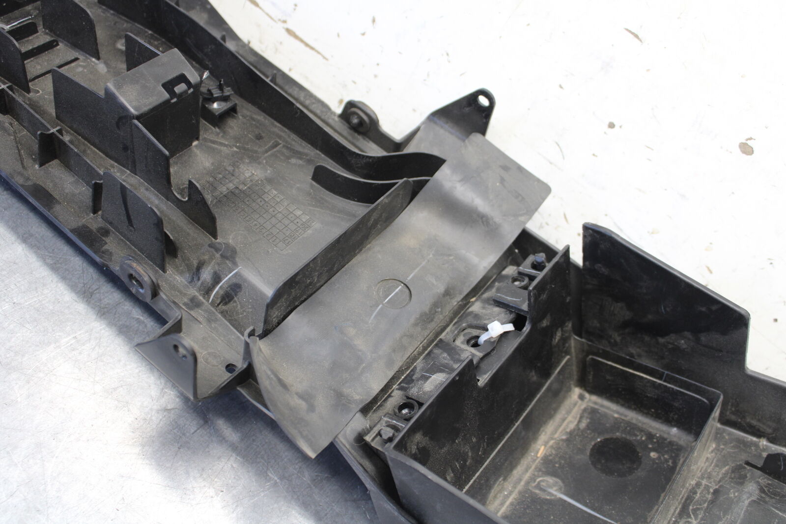 18-23 KAWASAKI NINJA 400 REAR BACK TAIL UNDERTAIL BATTERY TRAY PLASTIC BB679