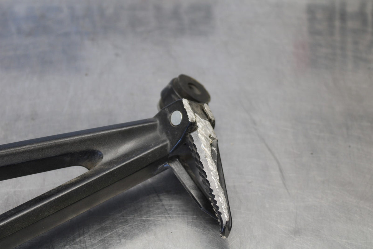 18 SUZUKI GSXR750 RIGHT REAR BACK PASSENGER PEG BB891