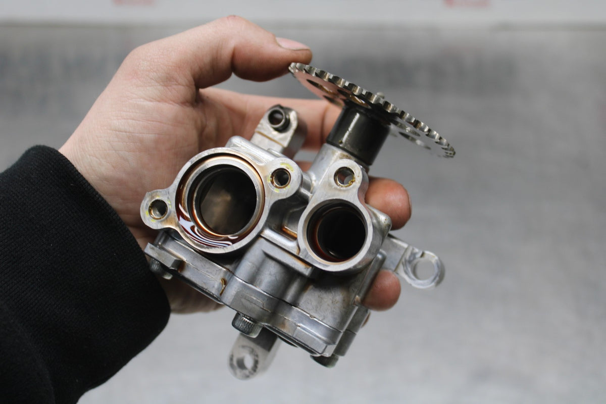 18 YAMAHA YZF R1  ENGINE MOTOR OIL PUMP BB838