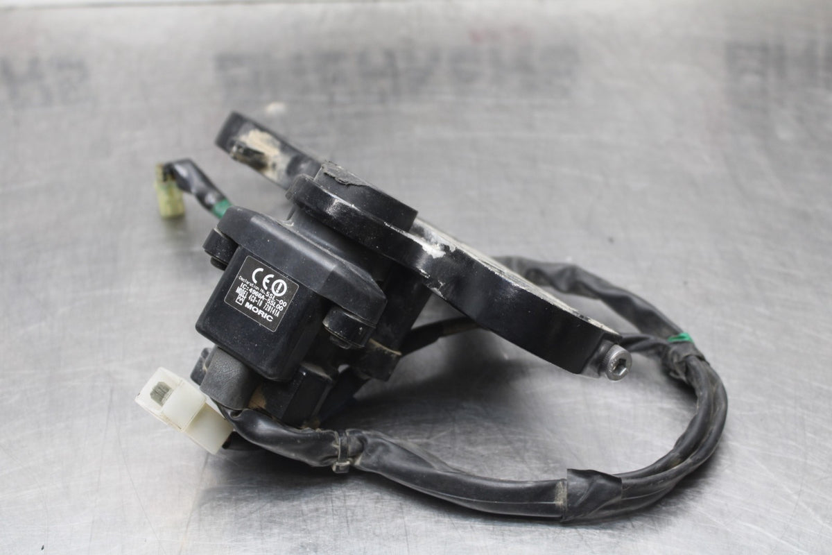 07 YAMAHA YZF R1 FORKS UPPER TRIPLE TREE CLAMP & IGNITION BB826