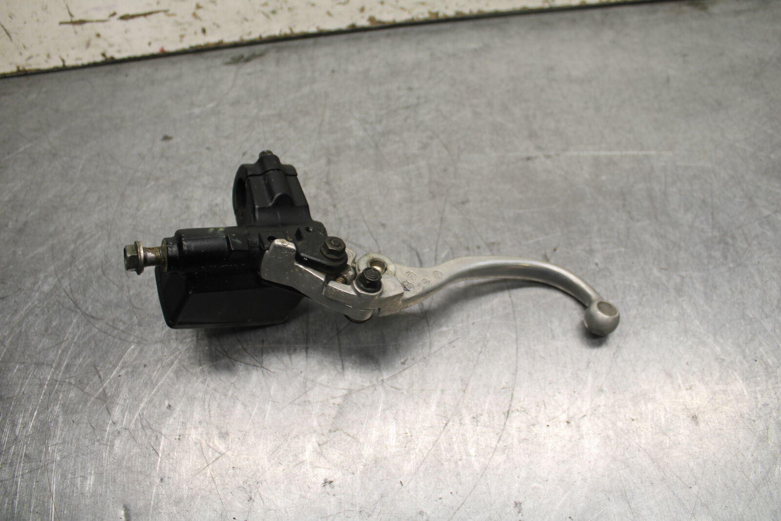 04-05 SUZUKI KATANA 750 GSX750F FRONT BRAKE MASTER CYLINDER w/ LEVER BB110