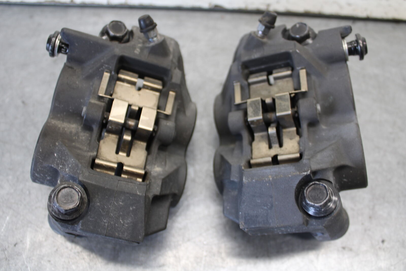 08-16 YAMAHA YZF R6 RIGHT LEFT FRONT BRAKE CALIPER SET PAIR CALIPERS BB665