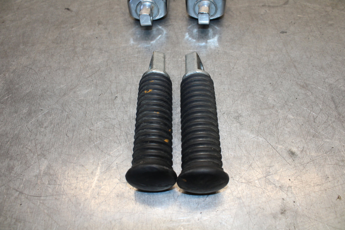 04-16 HARLEY-DAVIDSON SPORTSTER 883 FRONT REAR FOOT RESTS PEGS SET PAIR BB680