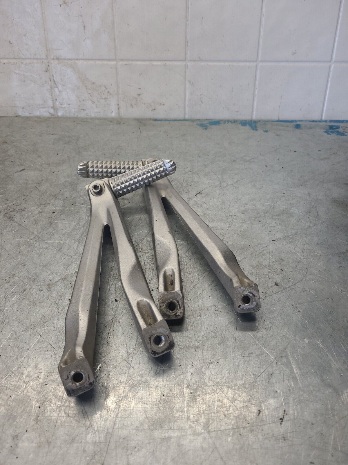 04-06 YAMAHA YZF R1 REAR BACK PASSENGER PEG SET PAIR BB432