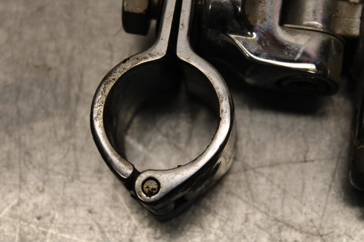 2005 Kawasaki Vulcan 1600 VN1600A Classic FRONT FOOT RESTS PEGS SET PAIR BB574