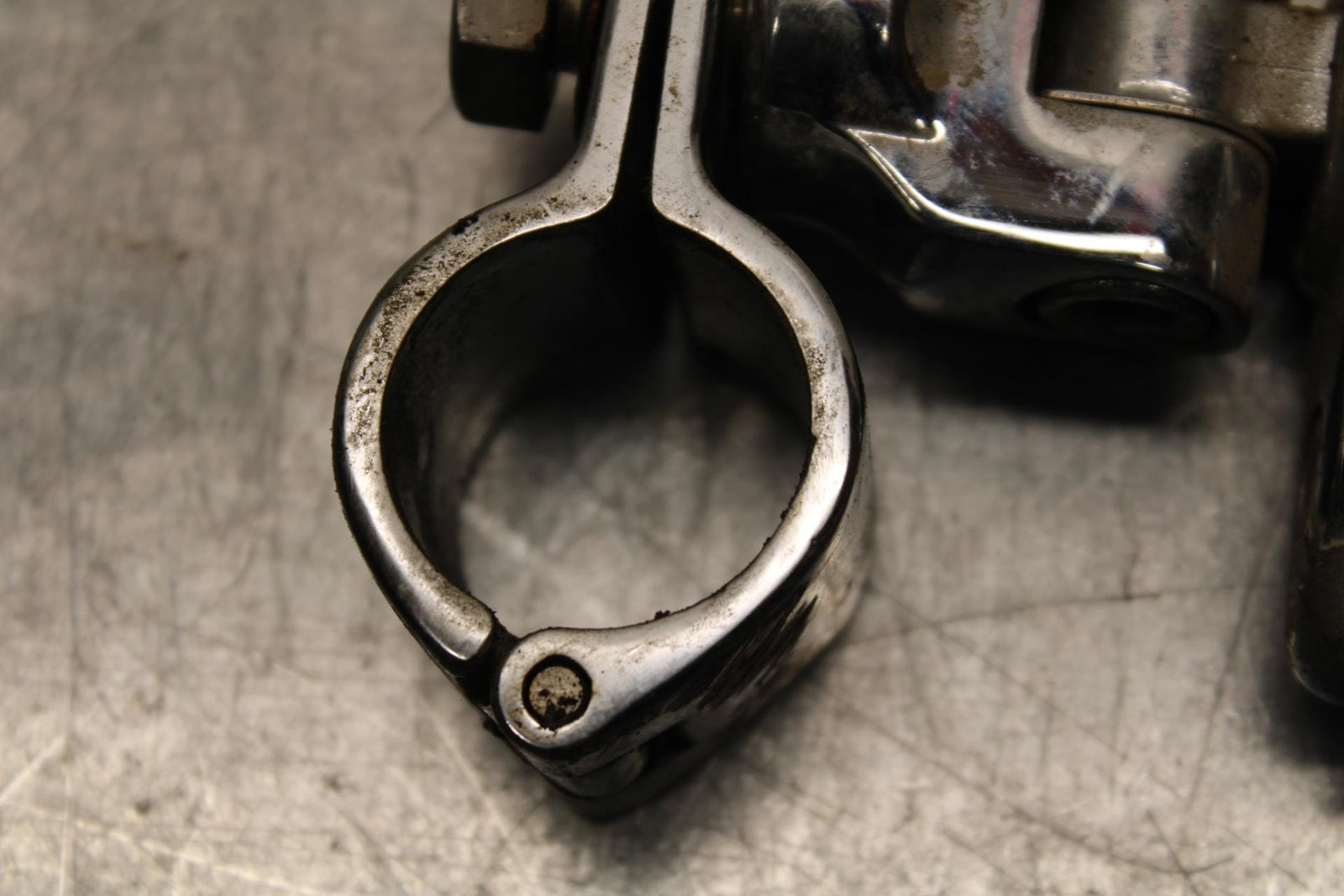 2005 Kawasaki Vulcan 1600 VN1600A Classic FRONT FOOT RESTS PEGS SET PAIR BB574