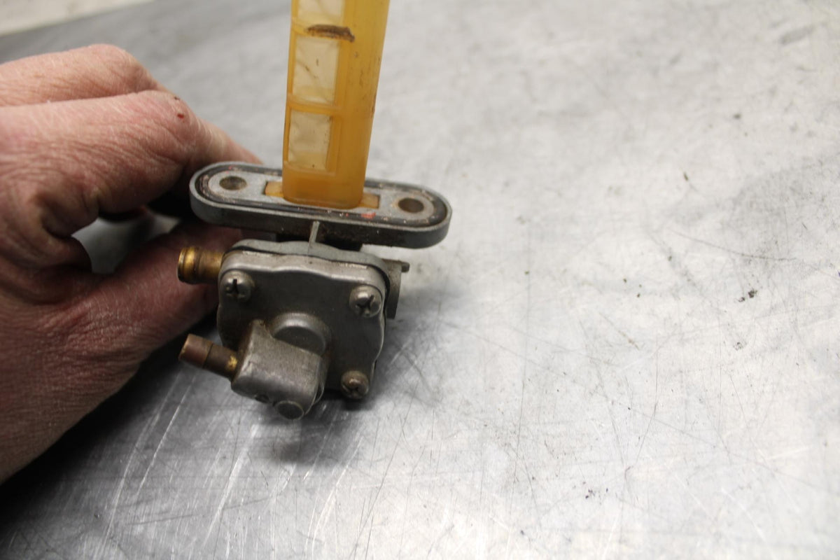 1984 Suzuki GS1150EF FUEL GAS TANK PETCOCK SHUT ON OFF VALVE BB29