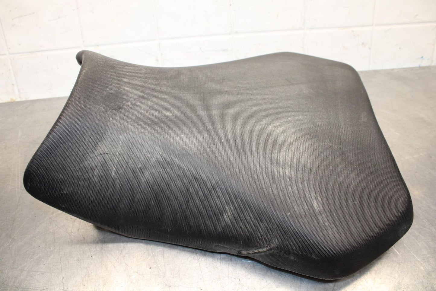 2017 Suzuki GSXR600 FRONT DRIVERS SEAT PAD SADDLE PILLION 45100-14J10-DW2 BB598