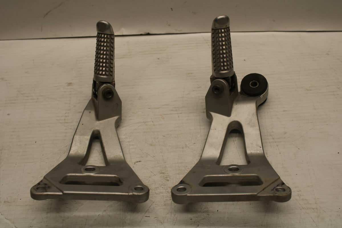 93-96 SUZUKI GSXR750W REAR BACK PASSENGER PEG SET PAIR BB266