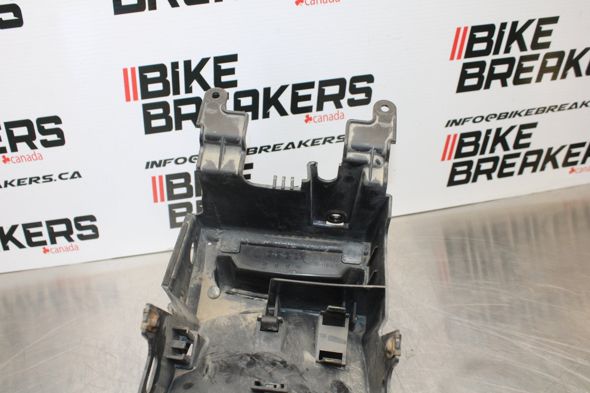09-15 YAMAHA FZ6R REAR BACK TAIL UNDERTAIL BATTERY TRAY PLASTIC BB161