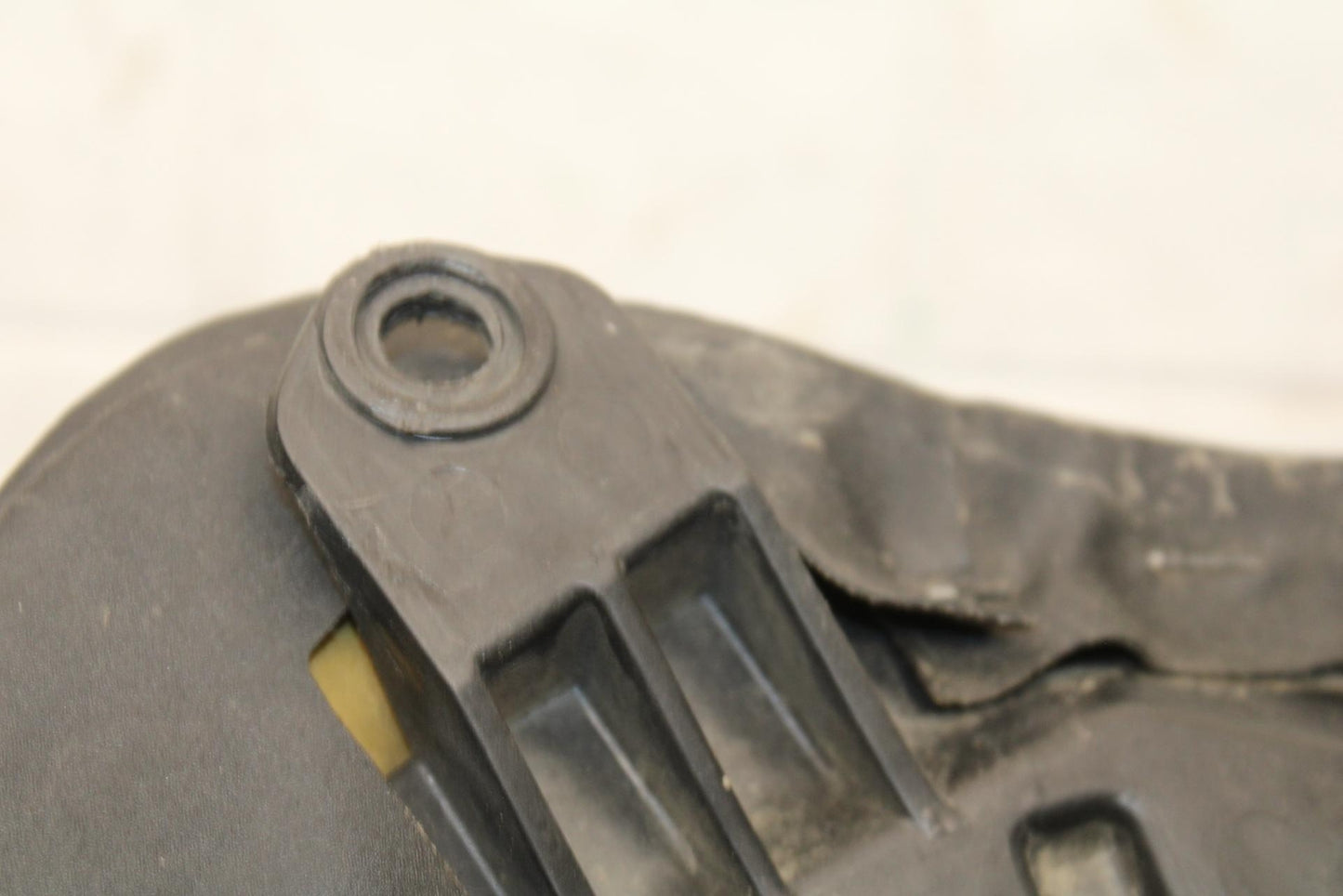 2007 Yamaha YZF R6 FRONT DRIVERS SEAT PAD SADDLE PILLION 2C0-24710-00-00 BB590