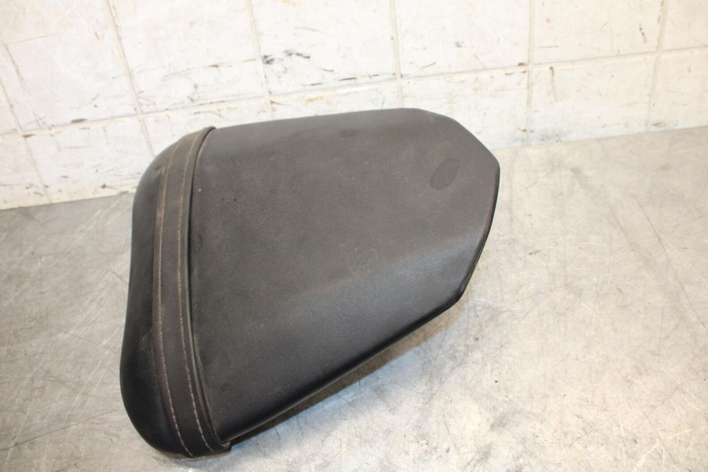 2009 Yamaha YZF R6 REAR BACK PASSENGER TANDEM SEAT PAD SADDLE PILLION BB532