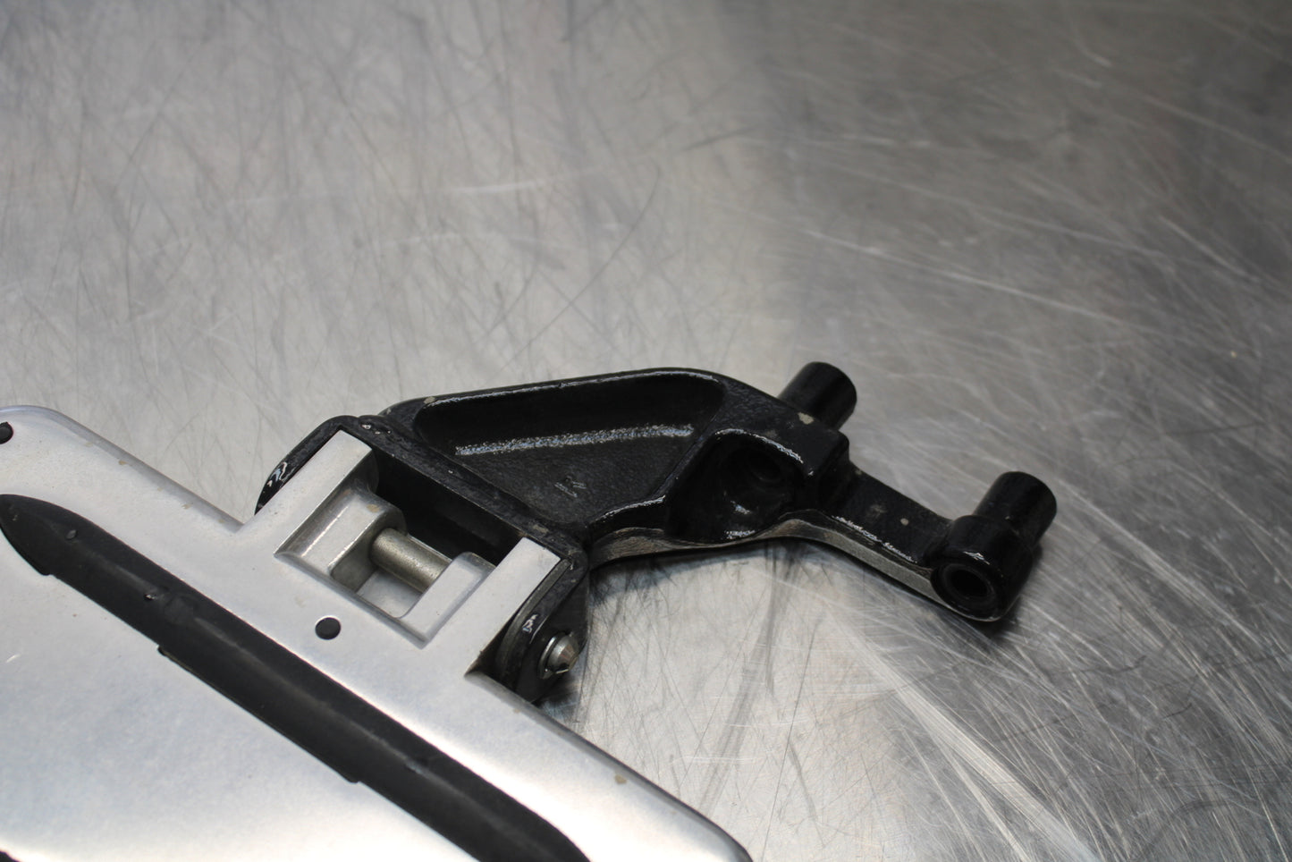 09 YAMAHA ROYAL STAR XVZ1300TF VENTURE REAR PASSENGER FOOT STEP PEG SET BB151