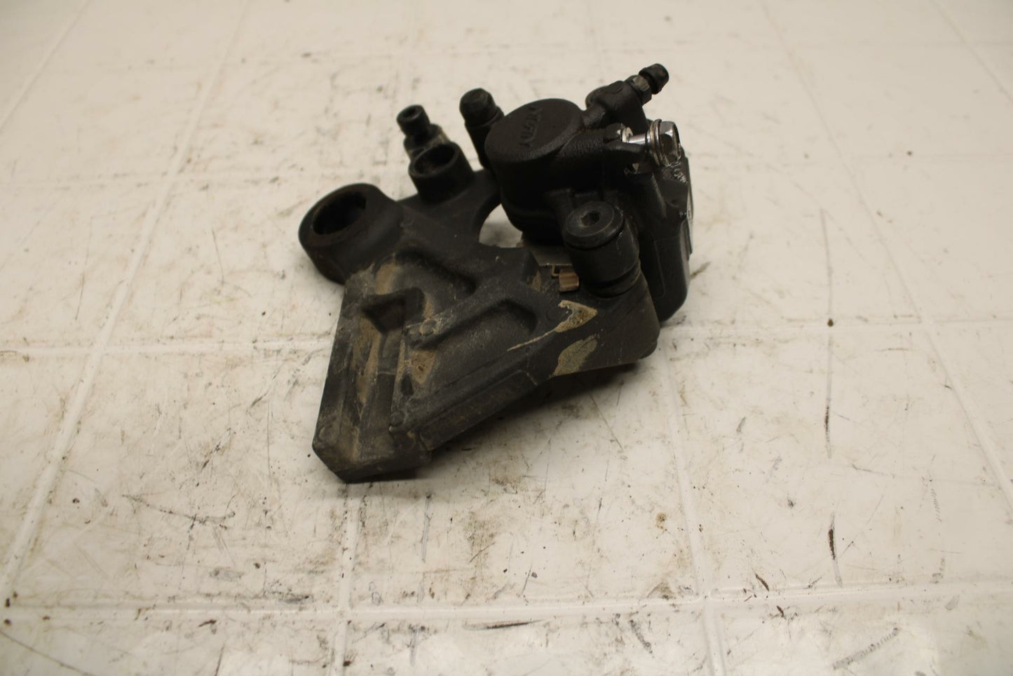 19-20 KAWASAKI NINJA ZX6R REAR BACK BRAKE CALIPER W MOUNT BRACKET BB407