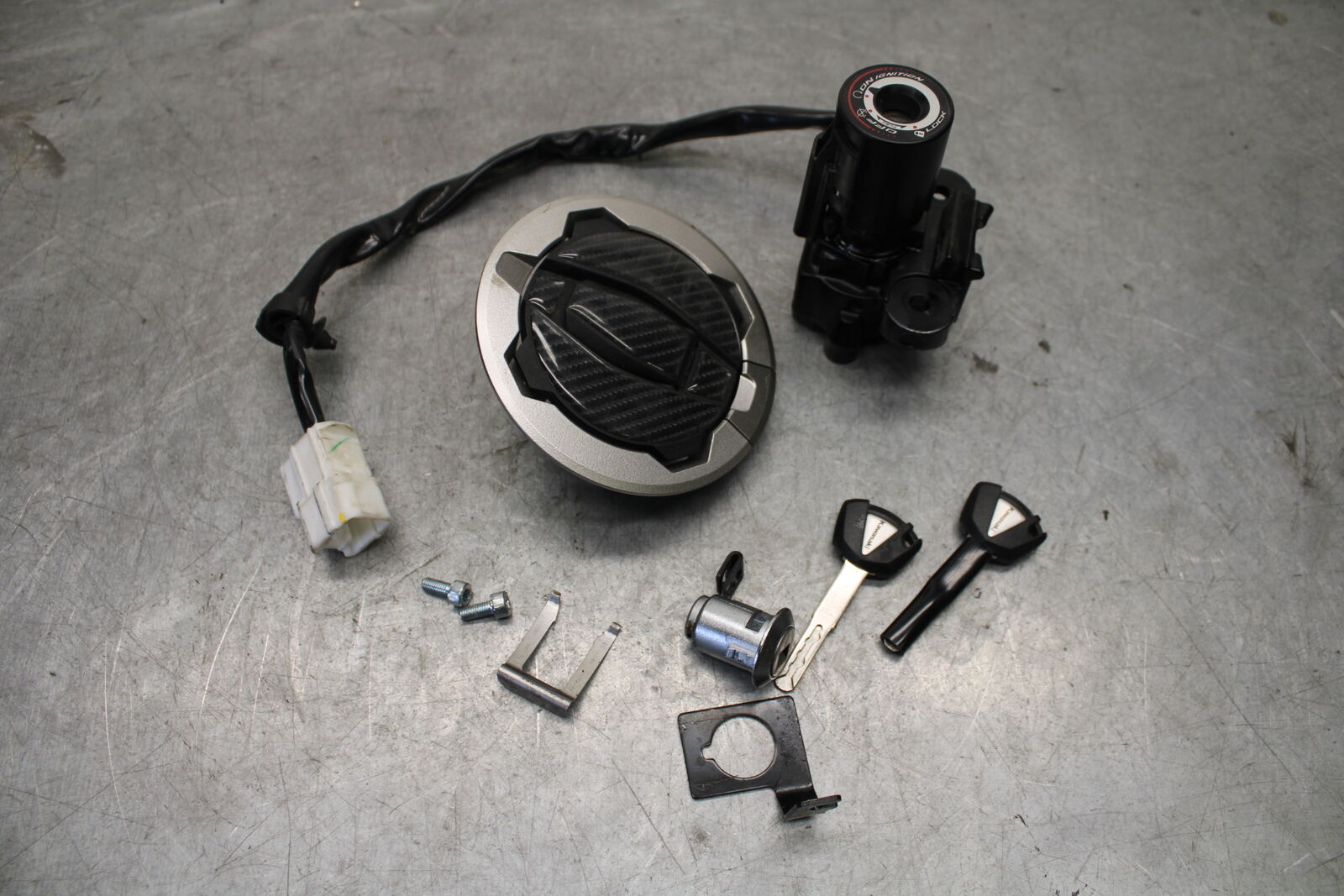 18-23 KAWASAKI NINJA 400 IGNITION LOCK KEY SET W/ GAS CAP AND SEAT LOCK BB660