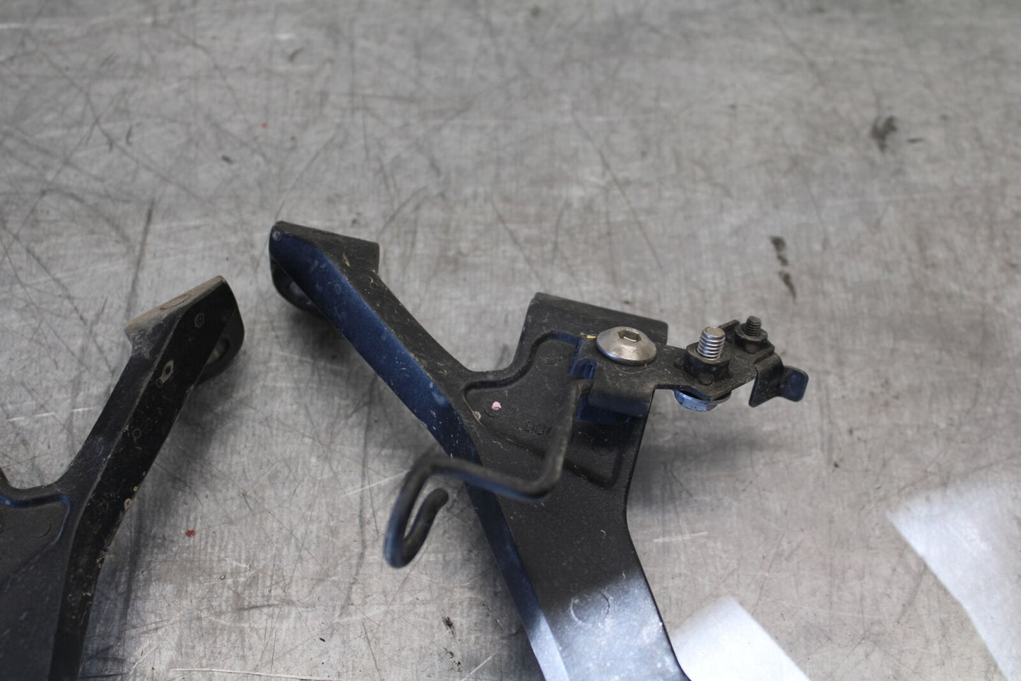 19-22 KAWASAKI Z400 REAR BACK PASSENGER PEG SET PAIR BB708