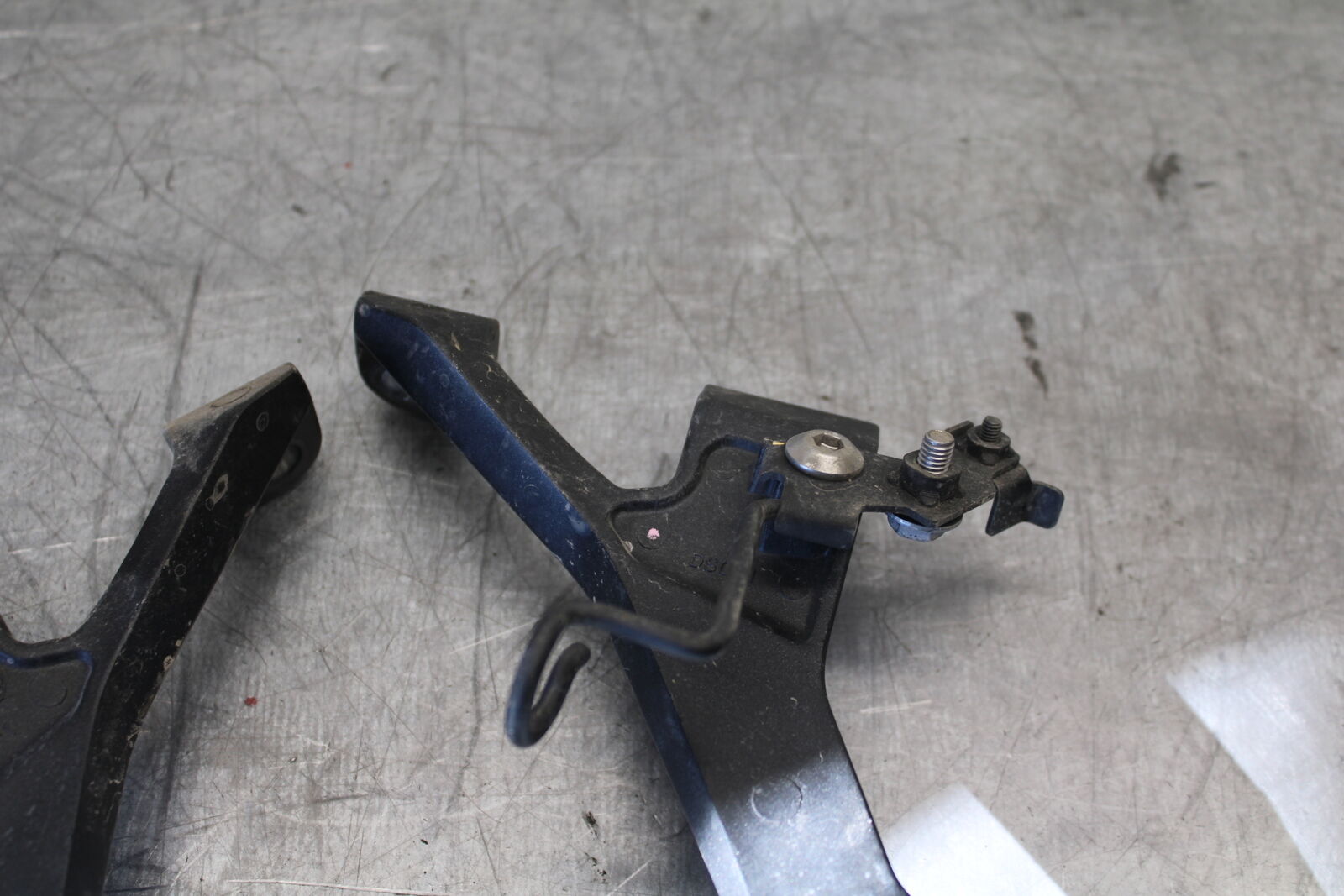 19-22 KAWASAKI Z400 REAR BACK PASSENGER PEG SET PAIR BB708
