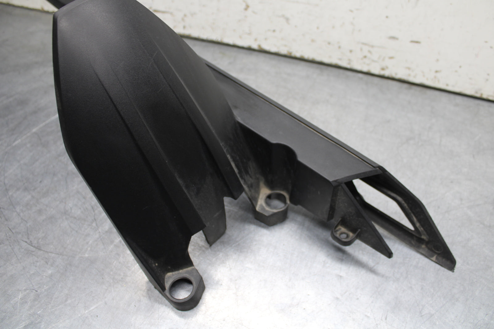17-24 KTM 390 DUKE REAR BACK WHEEL TIRE HUGGER FENDER BB734
