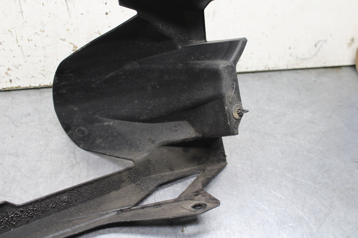 19-22 KAWASAKI Z400 REAR BACK DRIVE CHAIN GUARD COVER SHIELD BB738