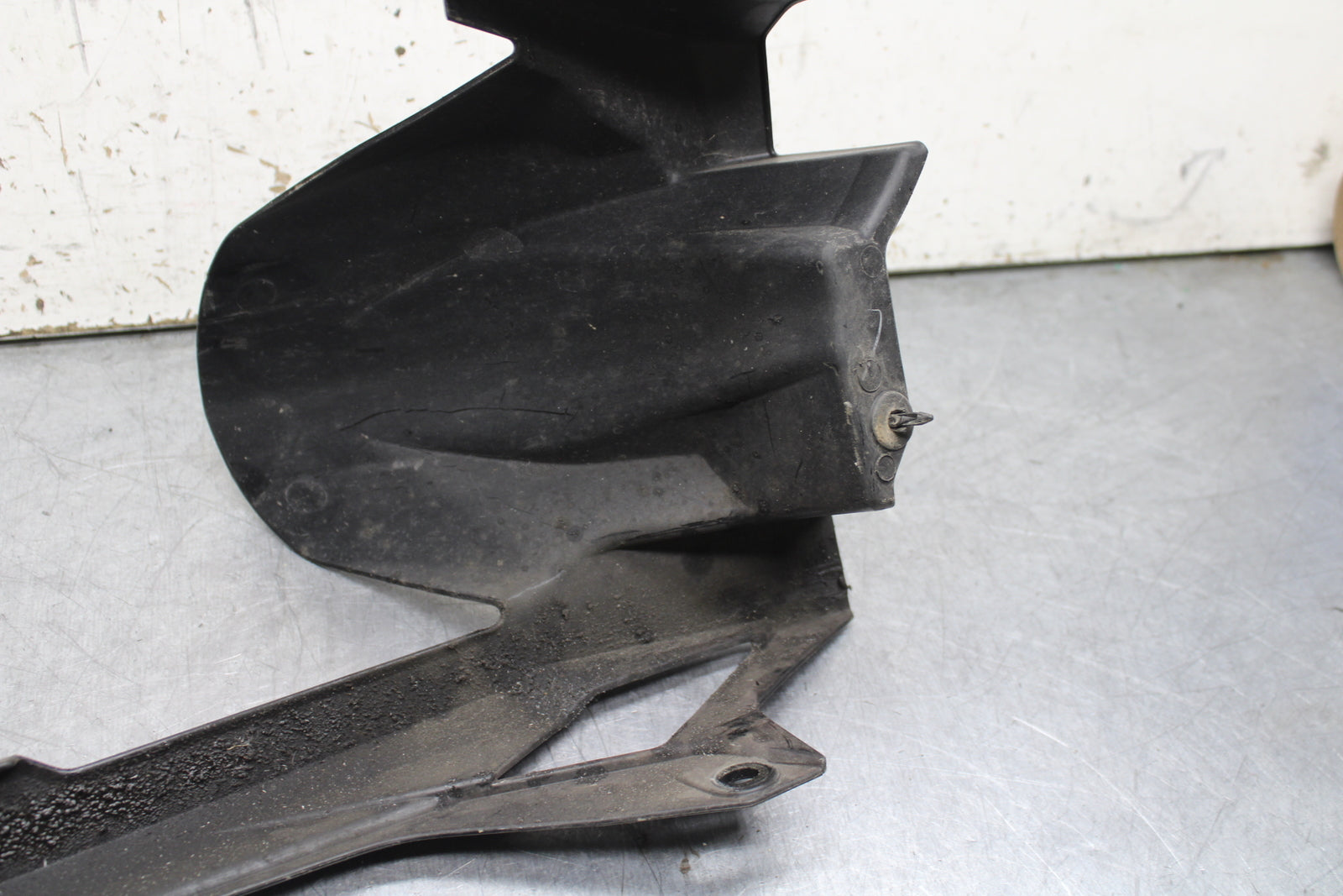 19-22 KAWASAKI Z400 REAR BACK DRIVE CHAIN GUARD COVER SHIELD BB738