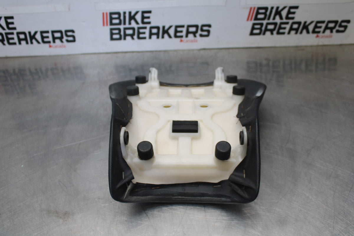 11-26 SUZUKI GSXR750 FRONT DRIVERS SEAT PAD SADDLE PILLION BB900-B