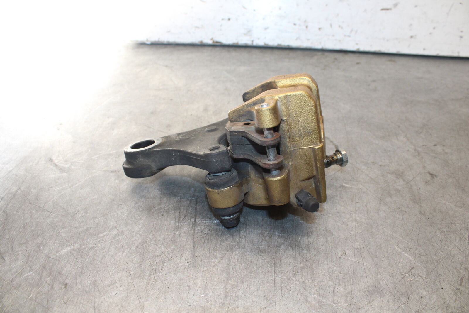 07-08 TRIUMPH DAYTONA 675 REAR BACK BRAKE CALIPER W MOUNT BRACKET BB685