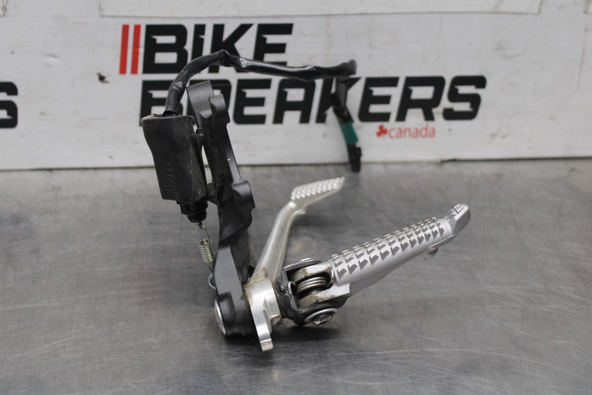 24-25 KAWASAKI NINJA ZX6R RIGHT REARSET REAR SET DRIVER FOOT PEG REST STOP BB939