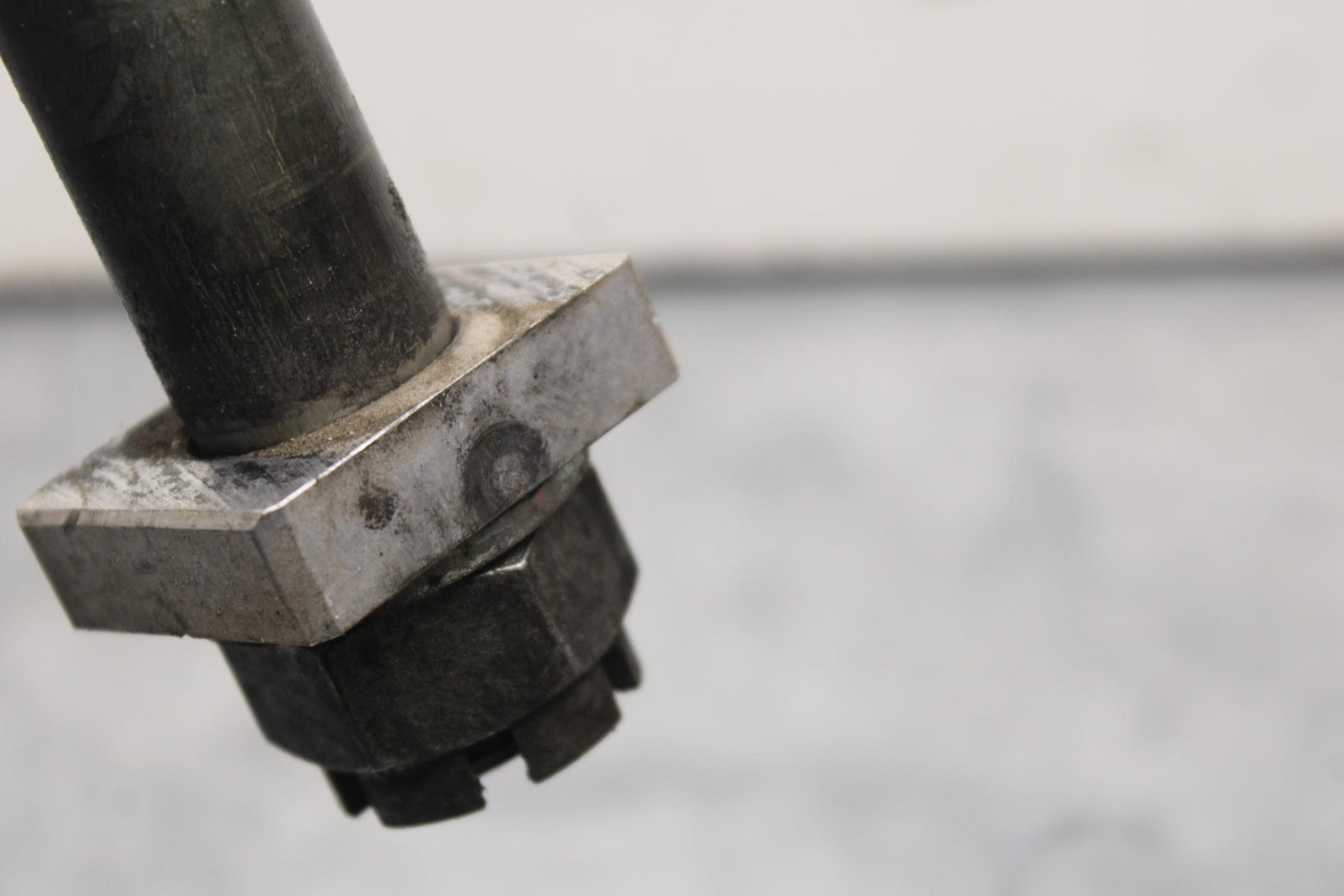 09-12 KAWASAKI NINJA ZX6R REAR AXLE BACK WHEEL RIM BOLT AXEL 41068-0035 BB617