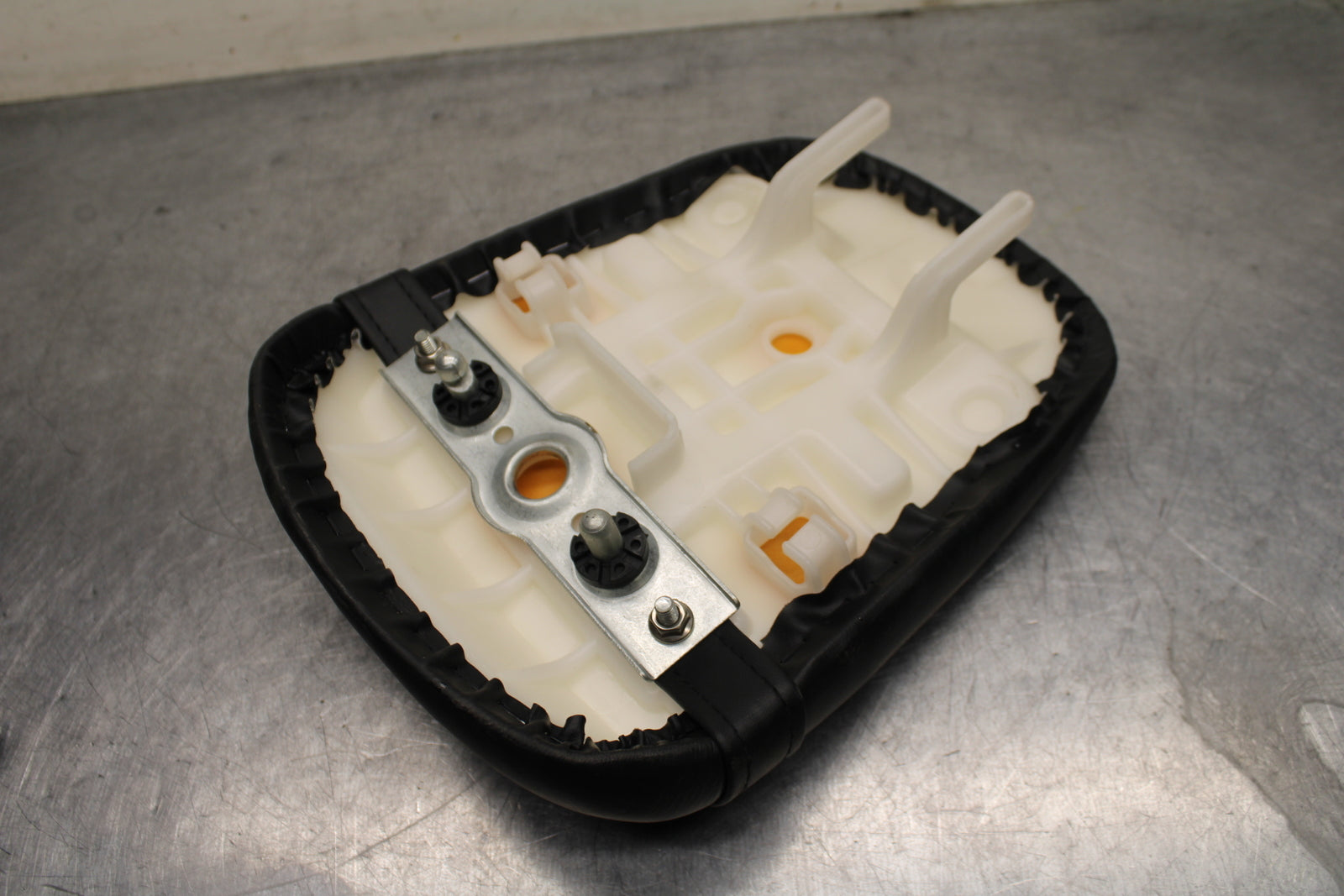 09 SUZUKI GSXR600 REAR BACK PASSENGER TANDEM SEAT PAD SADDLE PILLION BB759