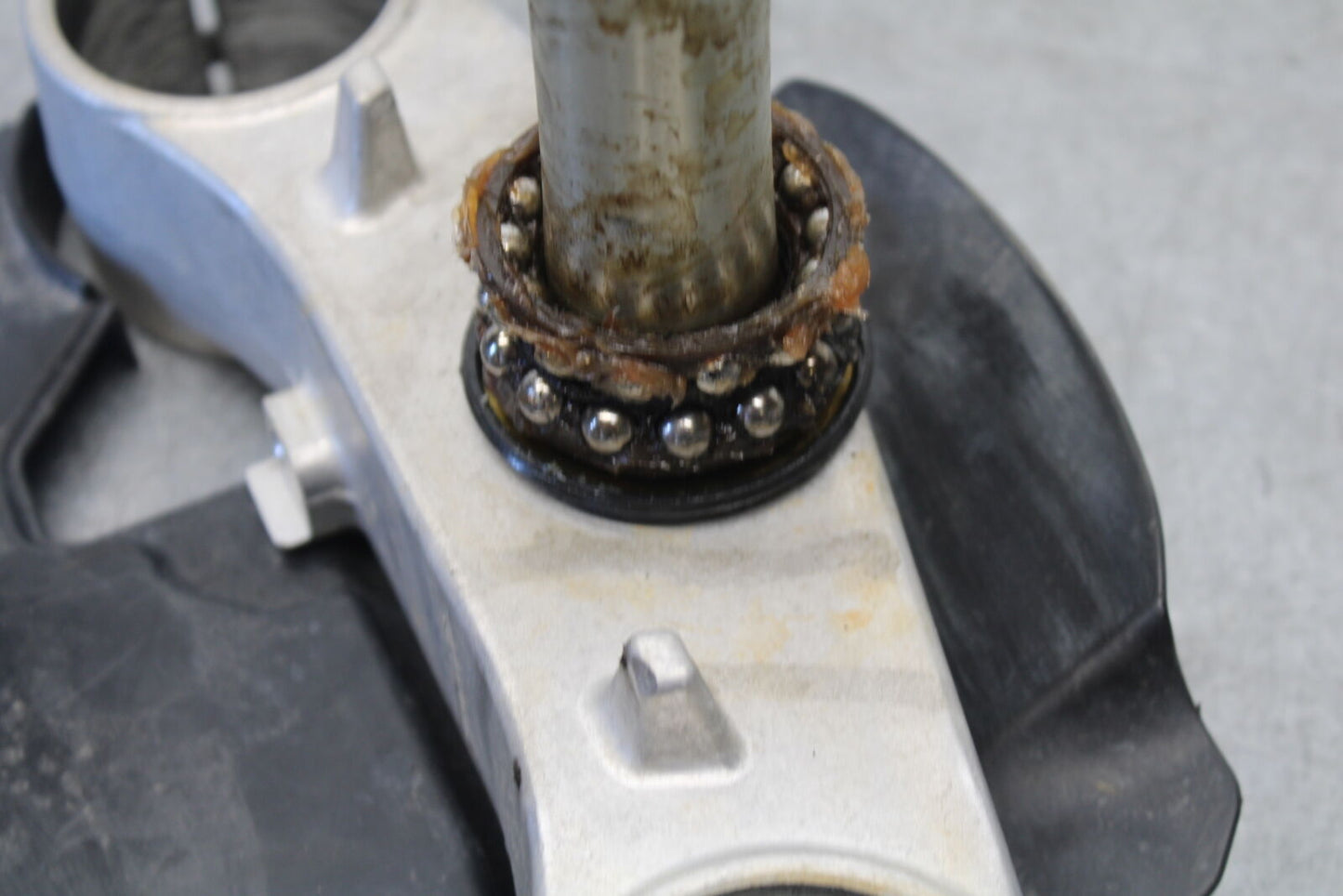 05-06 SUZUKI GSXR1000 FRONT FORKS CLAMP LOWER TRIPLE TREE STEM BB663