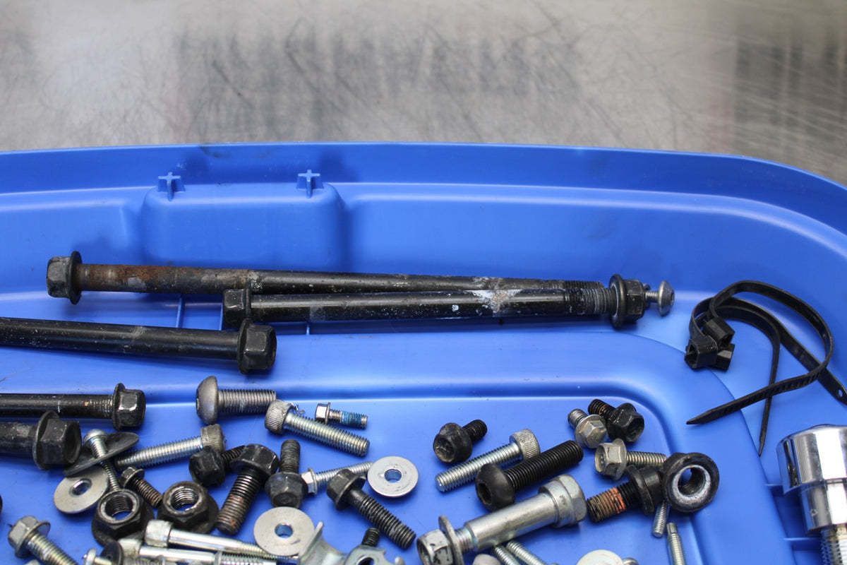 09 YAMAHA V STAR 950 MOUNTING BOLTS HARDWARE MOTOR SCREWS BB172
