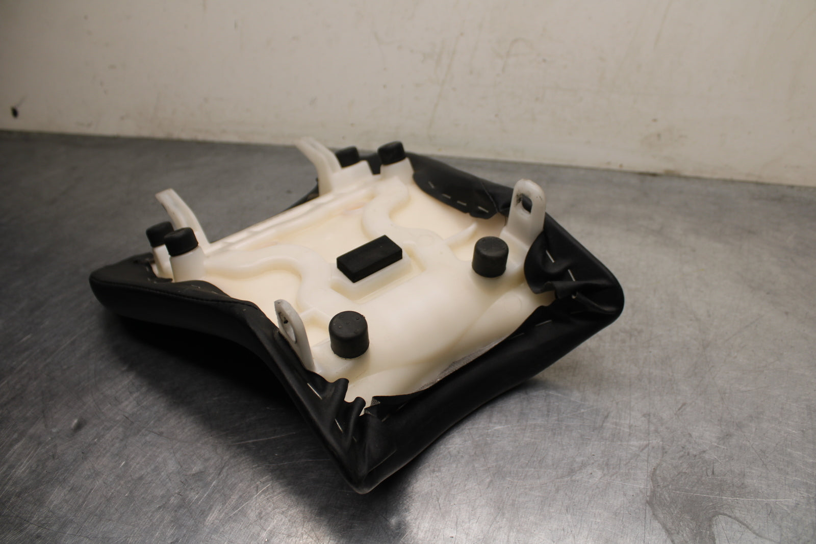 09 SUZUKI GSXR600 FRONT DRIVERS SEAT PAD SADDLE PILLION BB759