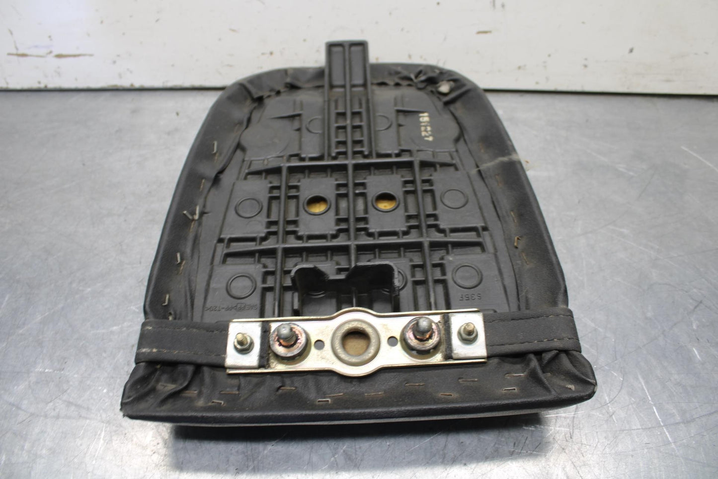 01-03 SUZUKI GSXR600 REAR BACK PASSENGER TANDEM SEAT PAD SADDLE PILLION BB633