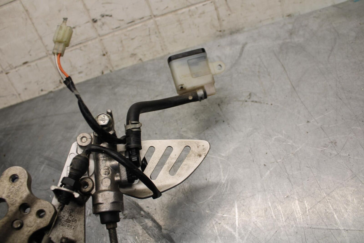 2008 Suzuki GSXR1000 RIGHT REARSET REAR SET DRIVER FOOT PEG REST STOP BB519