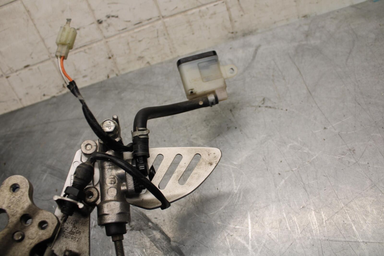 2008 Suzuki GSXR1000 RIGHT REARSET REAR SET DRIVER FOOT PEG REST STOP BB519