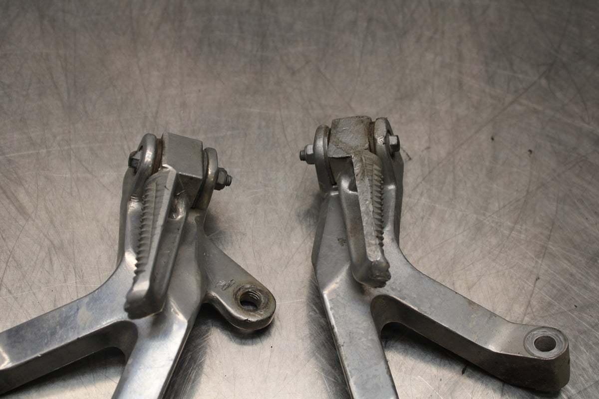 96-07 YAMAHA YZF600R REAR BACK PASSENGER PEG SET PAIR BB158