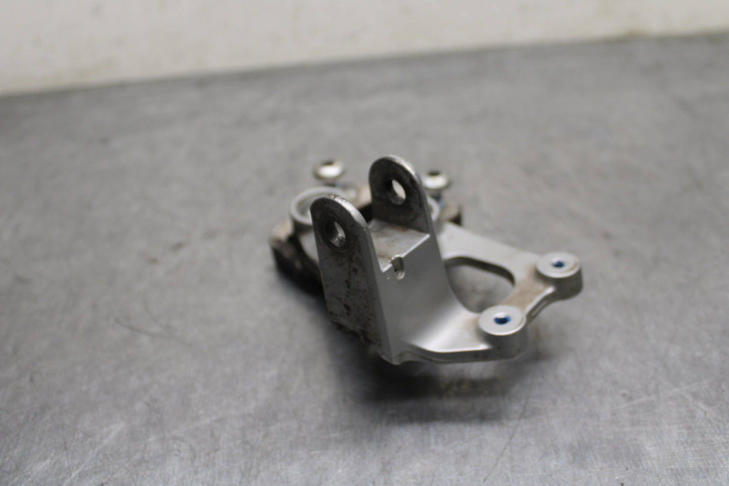 08-10 SUZUKI GSXR 600 LEFT REARSET REAR SET DRIVER FOOT PEG BRACKET MOUNT BB132