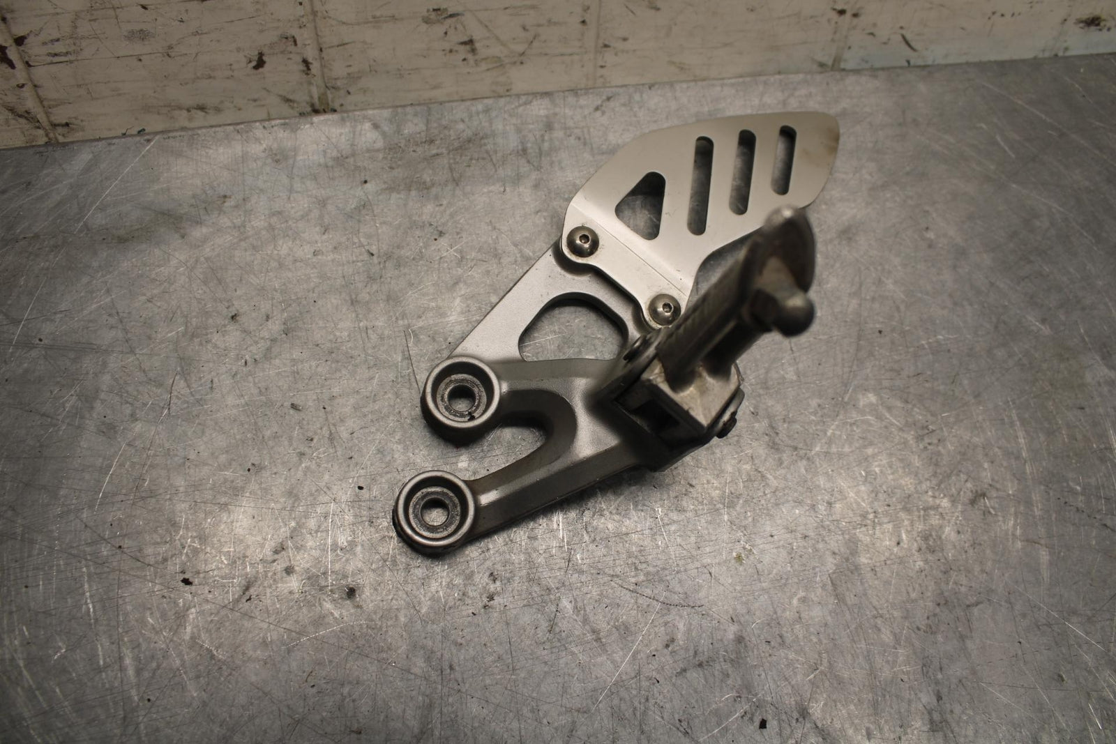 2006 Suzuki GSXR750 LEFT REARSET REAR SET DRIVER FOOT PEG REST STOP BB40