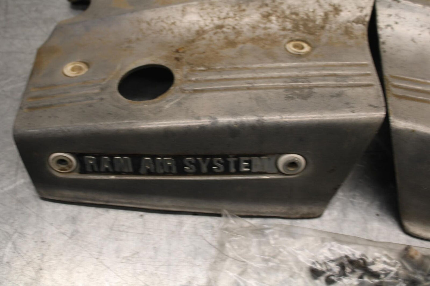 75 SUZUKI GT 550 RIGHT RAM AIR INTAKE DUCT TUBE BB67