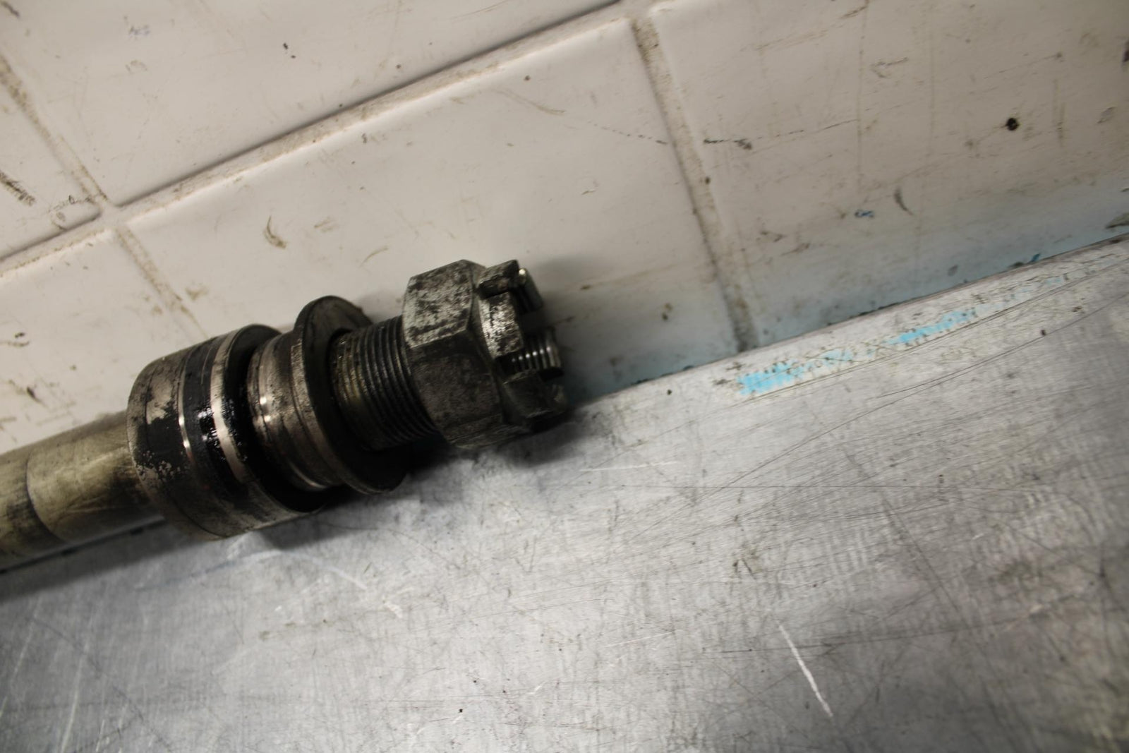 2009 Kawasaki Ninja ZX6R ZX600R REAR AXLE BACK WHEEL RIM PIVOT BOLT AXEL BB548