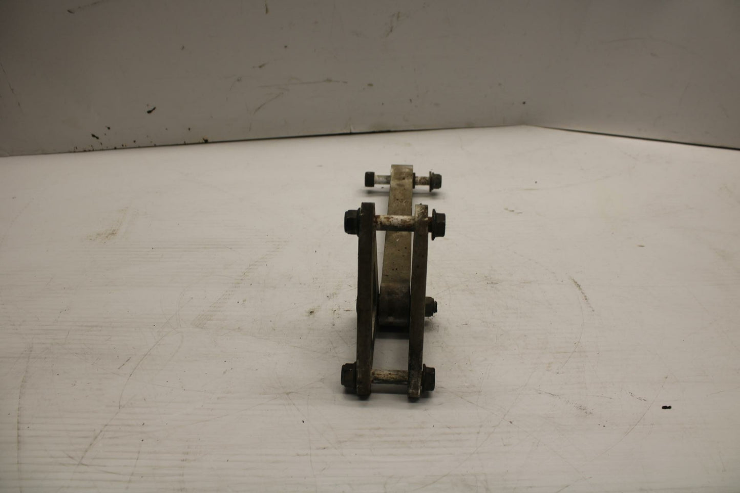 06 YAMAHA YZF R1 REAR DOGBONE SHOCK LINKAGE LINK 5VY-2217A-00-00 BB282
