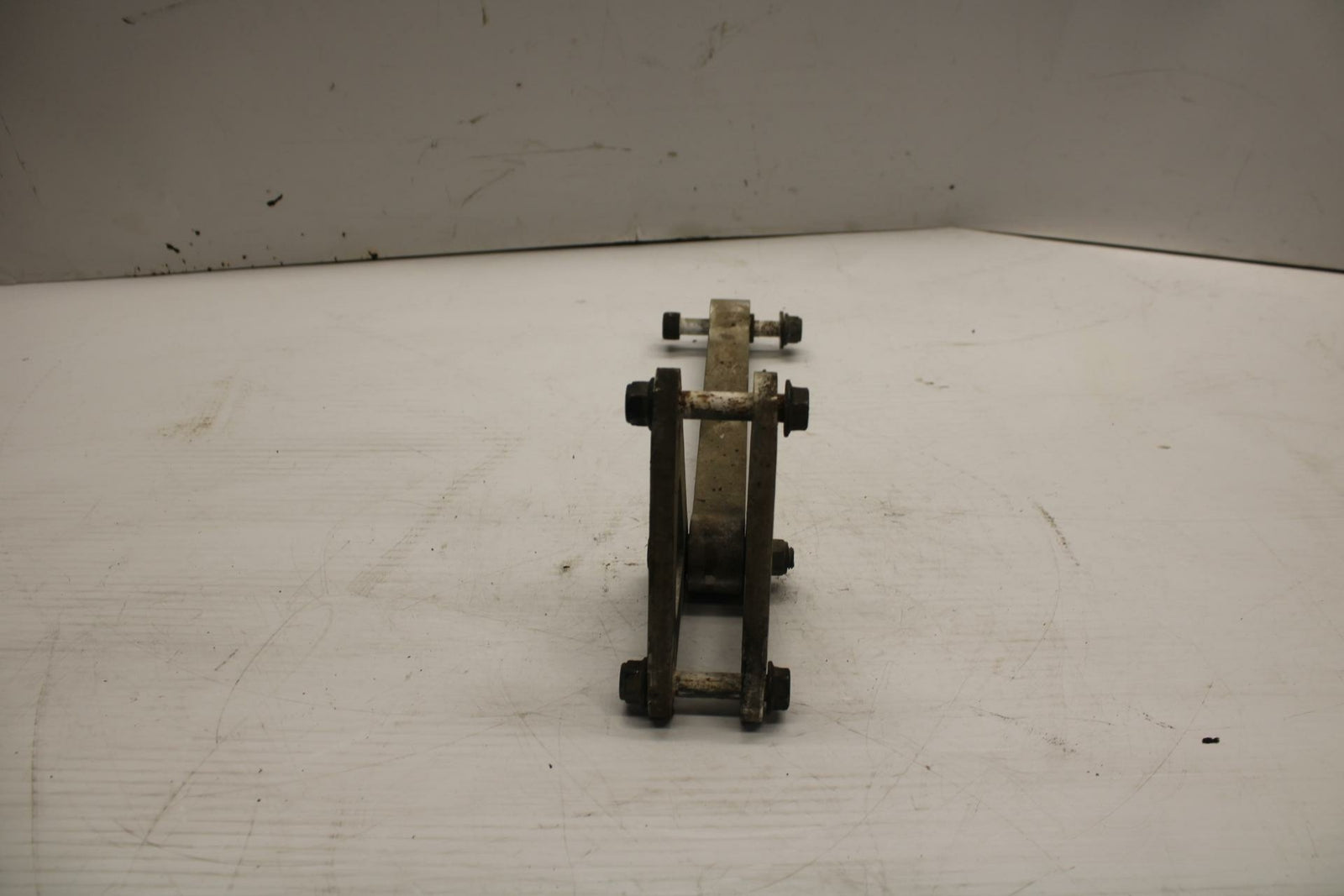 06 YAMAHA YZF R1 REAR DOGBONE SHOCK LINKAGE LINK 5VY-2217A-00-00 BB282