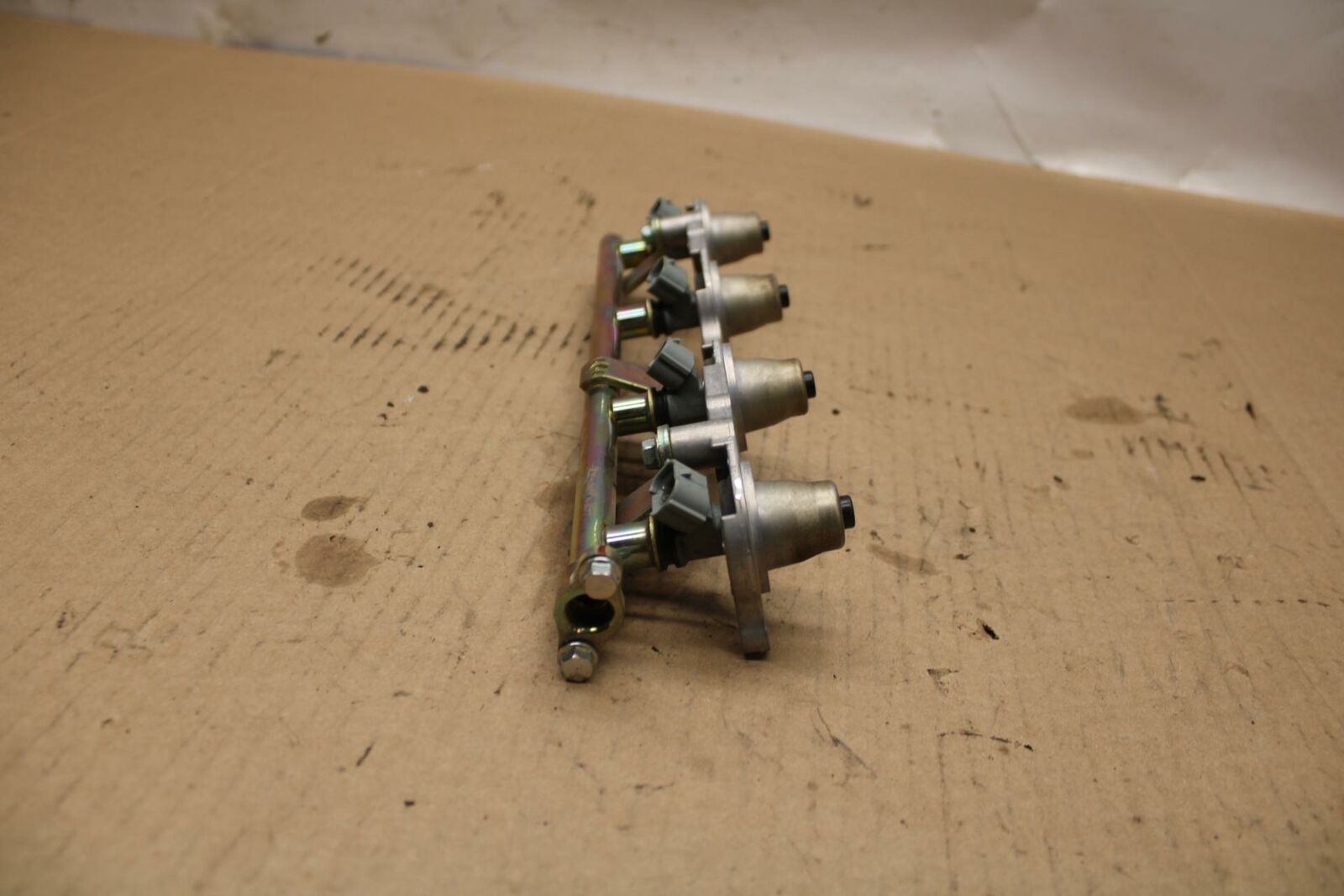 05-06 HONDA CBR600RR SECONDARY FUEL INJECTORS TOP AIRBOX GAS RAIL BB307b