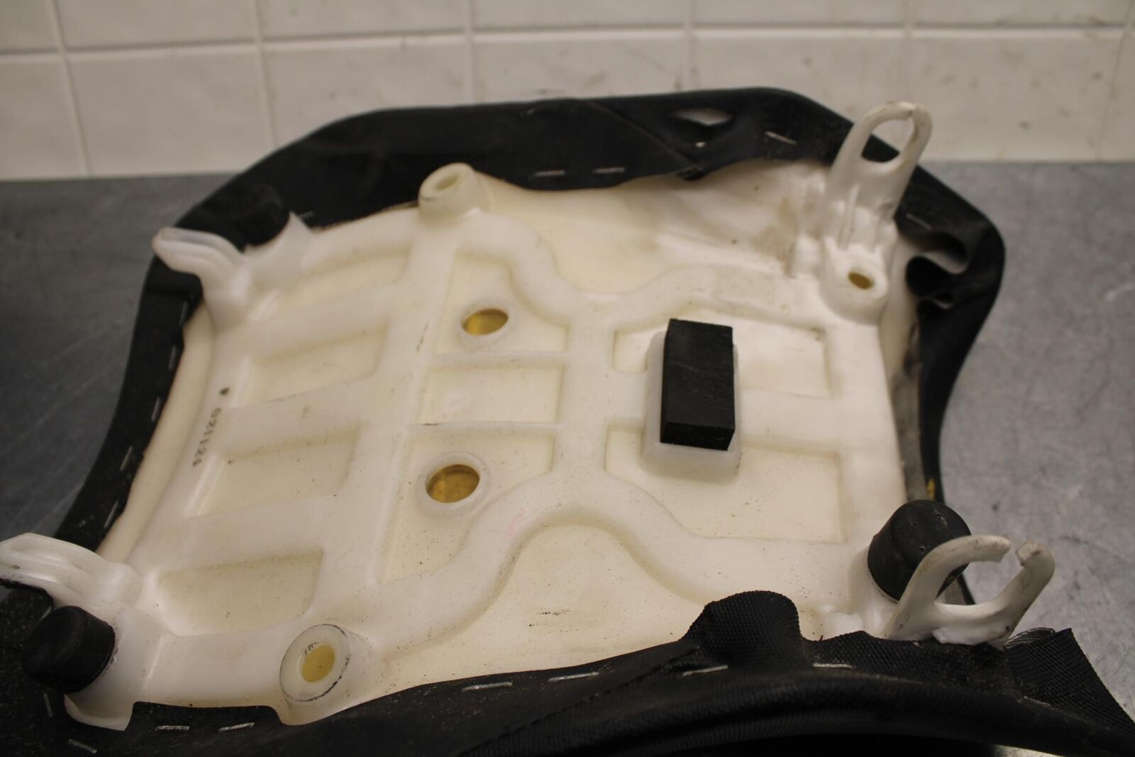 11-22 SUZUKI GSXR600 FRONT DRIVERS SEAT BB582