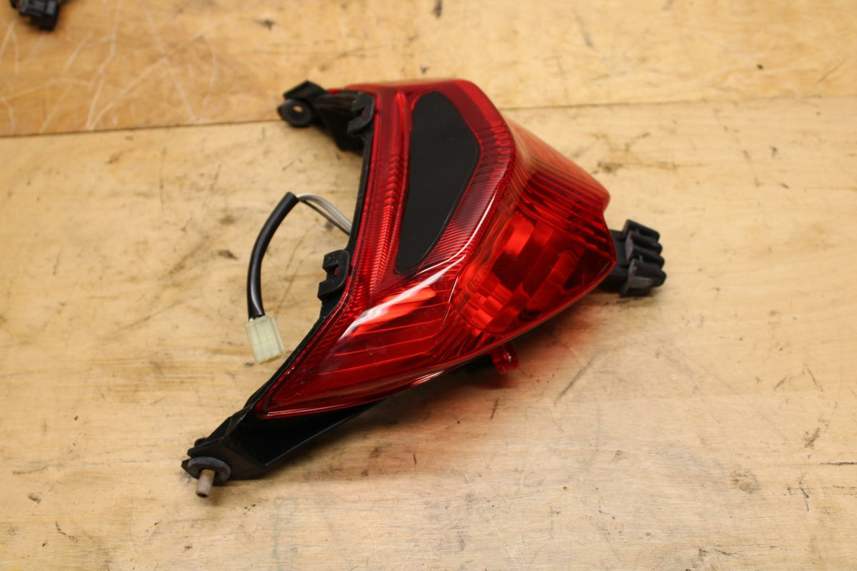 07-12 SUZUKI BANDIT 650S REAR TAIL TAILLIGHT BACK BRAKE LIGHT BB328
