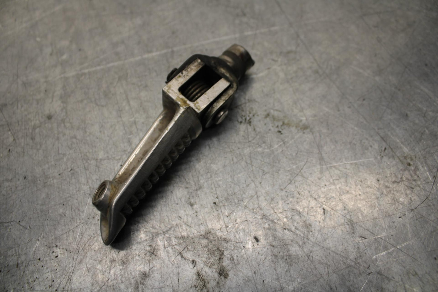 2002 Suzuki GSXR1000 LEFT FRONT FOOT REST PEG STEP 43526-35F00 BB73