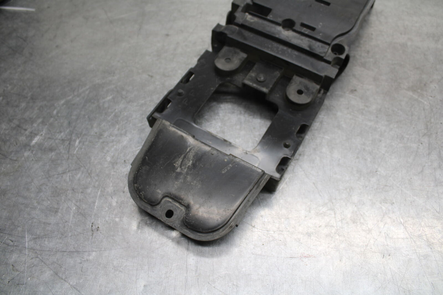 06 YAMAHA YZF R6 REAR BACK TAIL UNDERTAIL BATTERY TRAY PLASTIC BB716