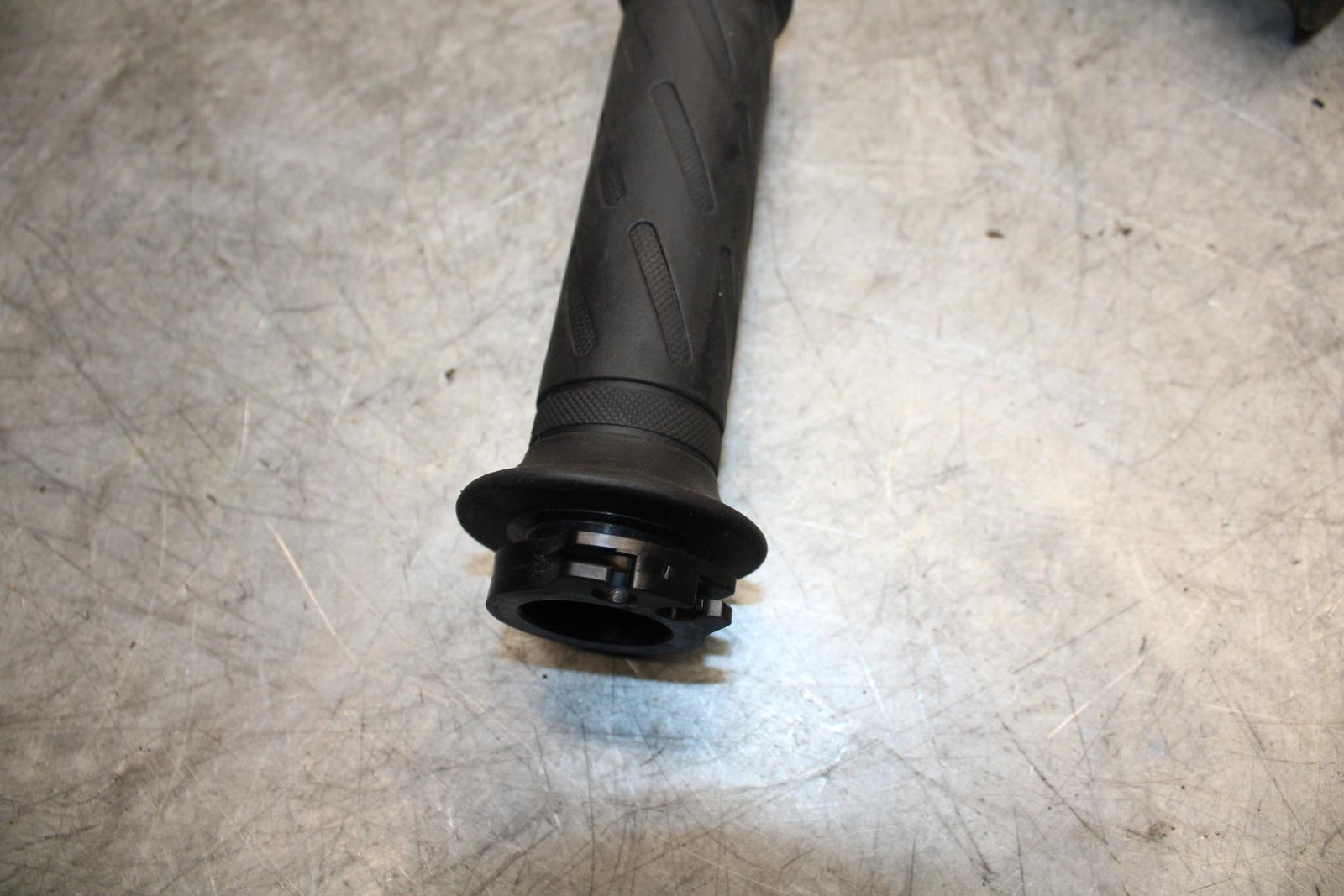 06-07 SUZUKI GSXR750 GRIPS THROTTLE CABLE LINE HOUSING GUIDE BB543